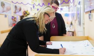 Szívultrahang vizsgálófejet adományozott a KORE koraszulott.com a Szent János Kórháznak-03